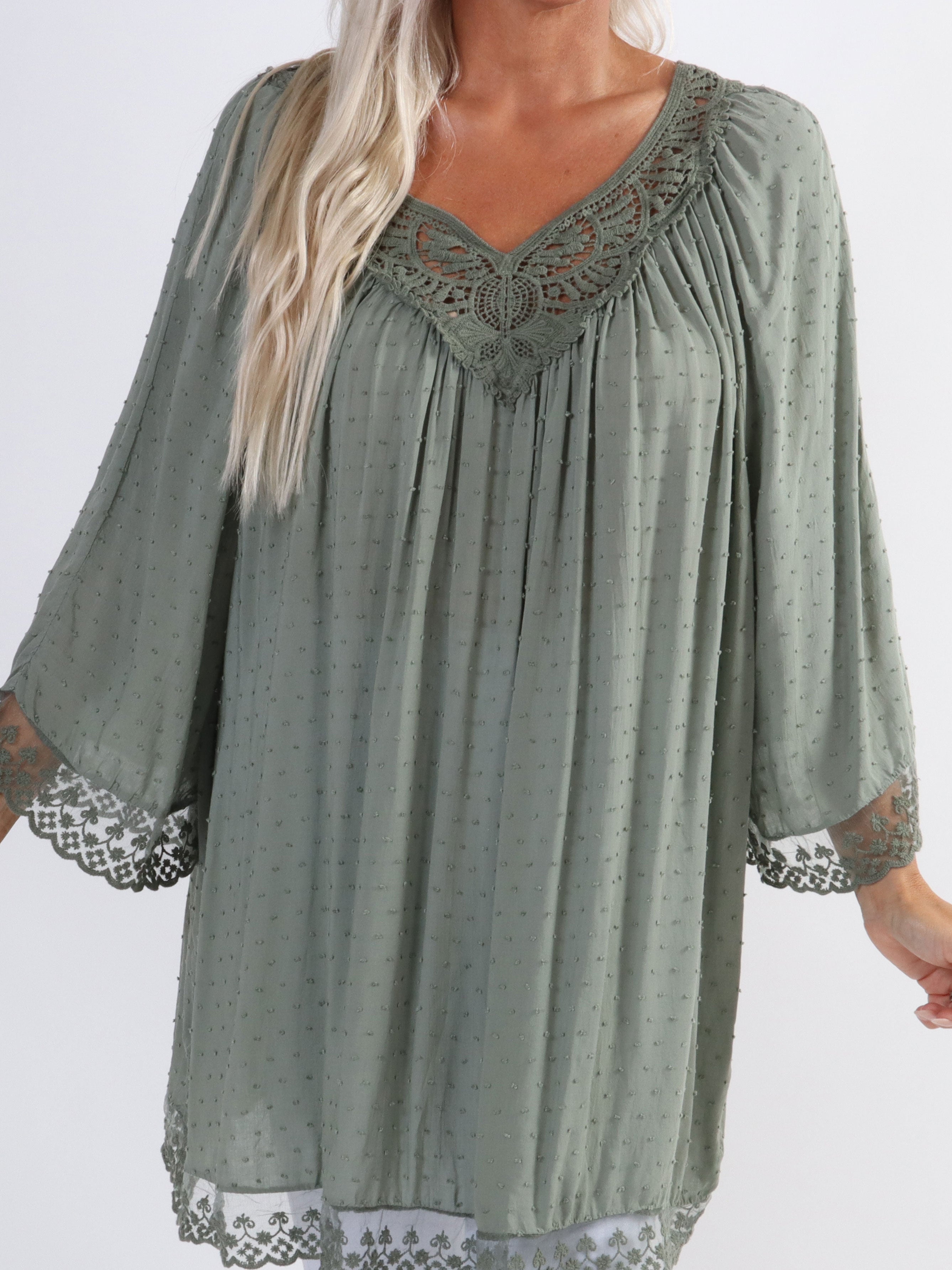 Benedicte - Sød plus size tunika med broderet og blonde detaljer